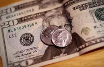 Dólar cai para R$ 5,68 e fecha no menor valor em quatro meses