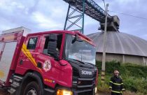 Os bombeiros identificaram que o incêndio começou nas correias para um silo do terminal — Foto: Divulgação Bombeiros