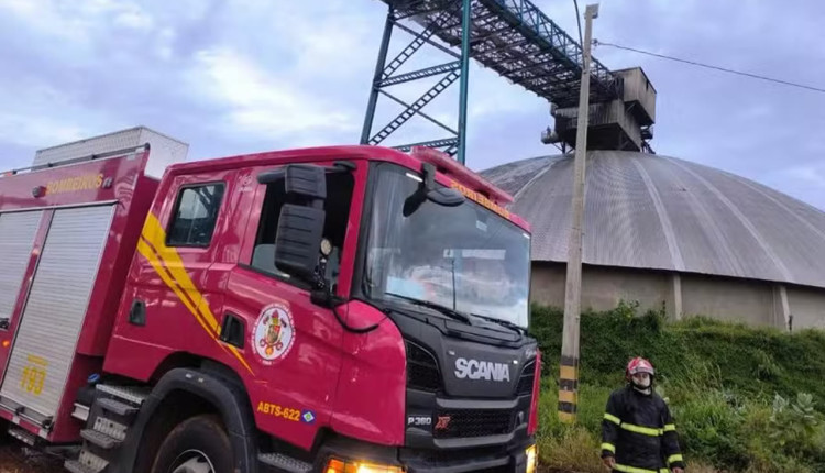 Os bombeiros identificaram que o incêndio começou nas correias para um silo do terminal — Foto: Divulgação Bombeiros