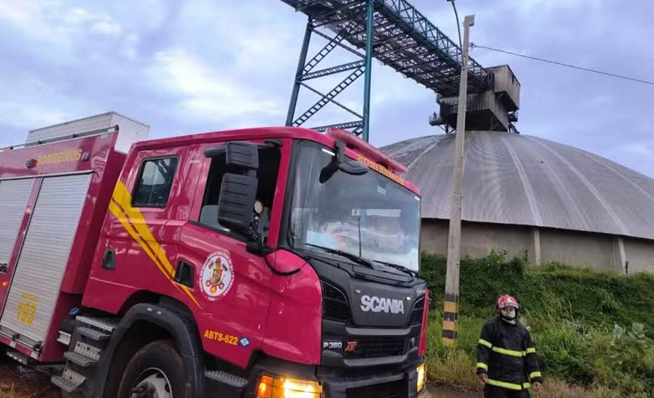 Os bombeiros identificaram que o incêndio começou nas correias para um silo do terminal — Foto: Divulgação Bombeiros