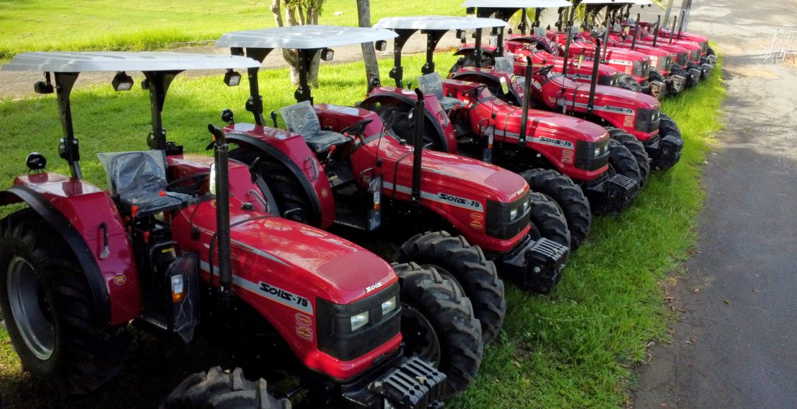 Plano Safra da Agricultura Familiar da Bahia entrega de maquinas e equipamentos como tratores