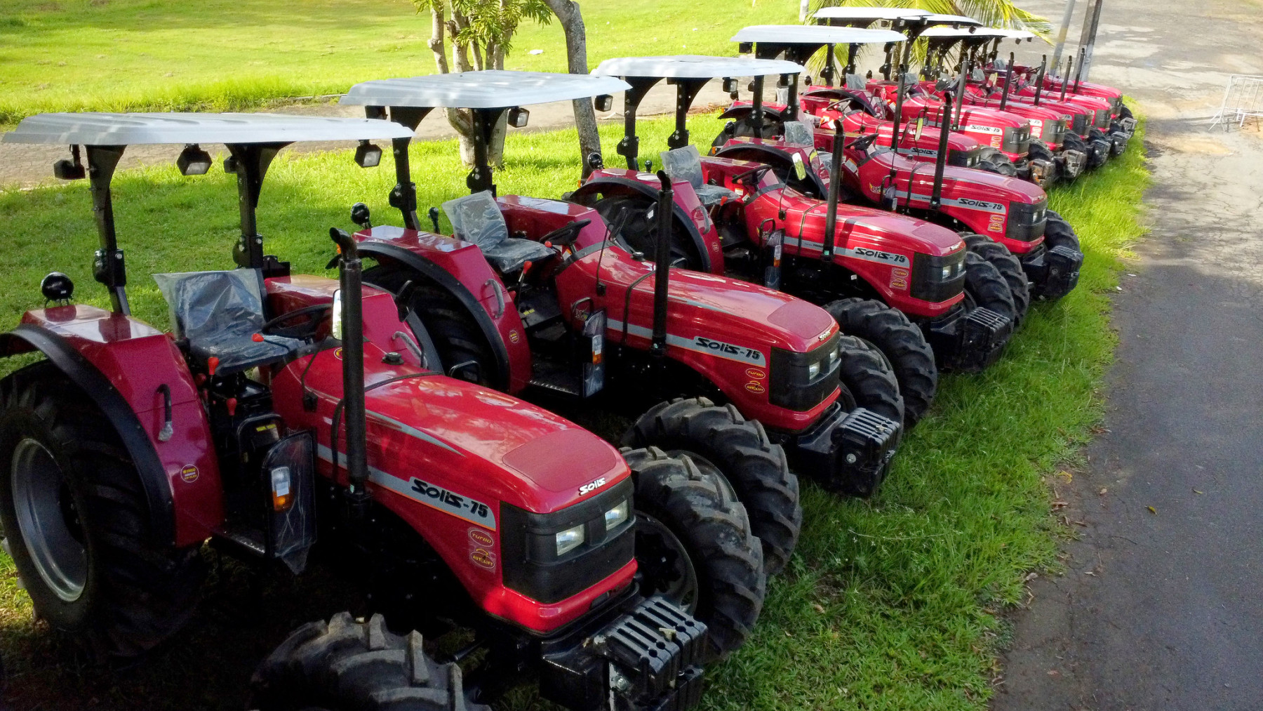 Plano Safra da Agricultura Familiar da Bahia entrega de maquinas e equipamentos como tratores