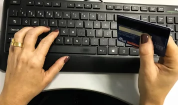 Juros do cartão de crédito pesam mais para famílias em fevereiro
