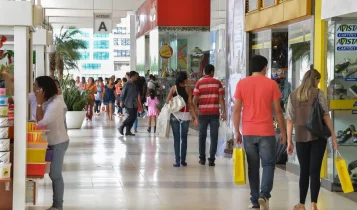 Vendas no comércio caem 0,3% em setembro; quinta queda em seis meses