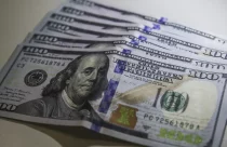 Dólar fecha praticamente estável mesmo com inflação nos EUA