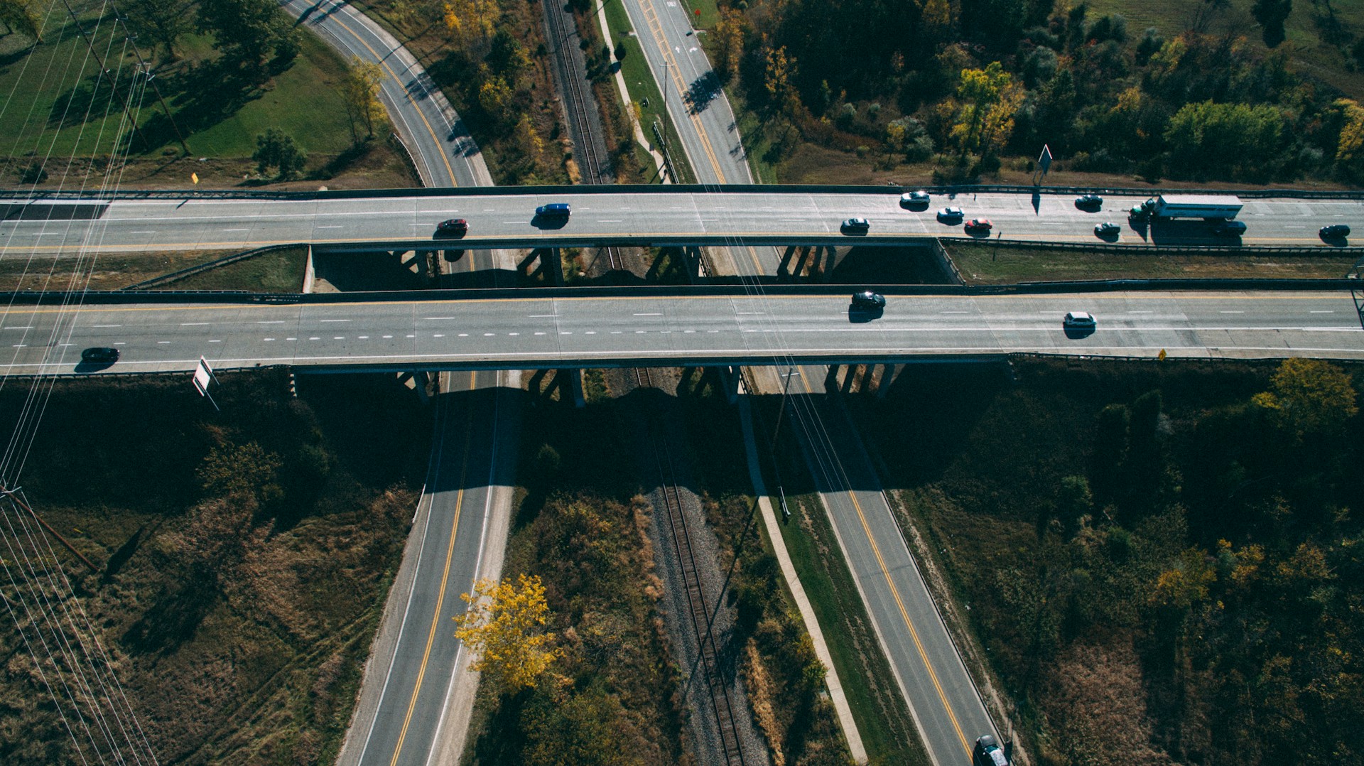 rodoanel com carros e caminhoes passando - rodovia