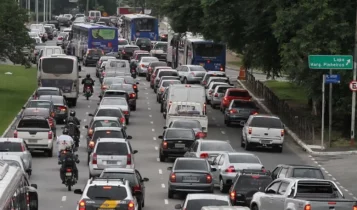 Gasolina e alimentos pressionam, e prévia da inflação sobe para 0,89%