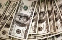 Dólar interrompe sequência de quedas, mas continua abaixo de R$ 5,80