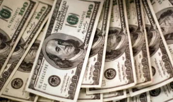 Dólar desaba após tarifas de Trump e atinge menor valor em seis meses