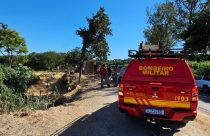 Carreta de soja causa acidente e deixa feridos; veja o vídeo