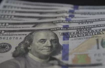 Dólar cai para R$ 5,21 em dia de correção no mercado