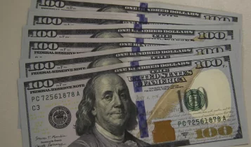 Dólar fecha abaixo de R$ 5,70 em dia de tarifas de Trump