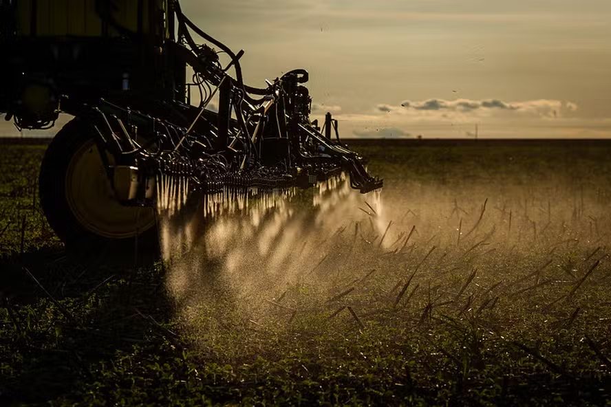 Área tratada por defensivos agrícolas no Brasil cresce 9,2% em 2024