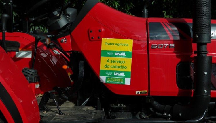 Ministério da Agricultura entrega 51 máquinas agrícolas a Pernambuco