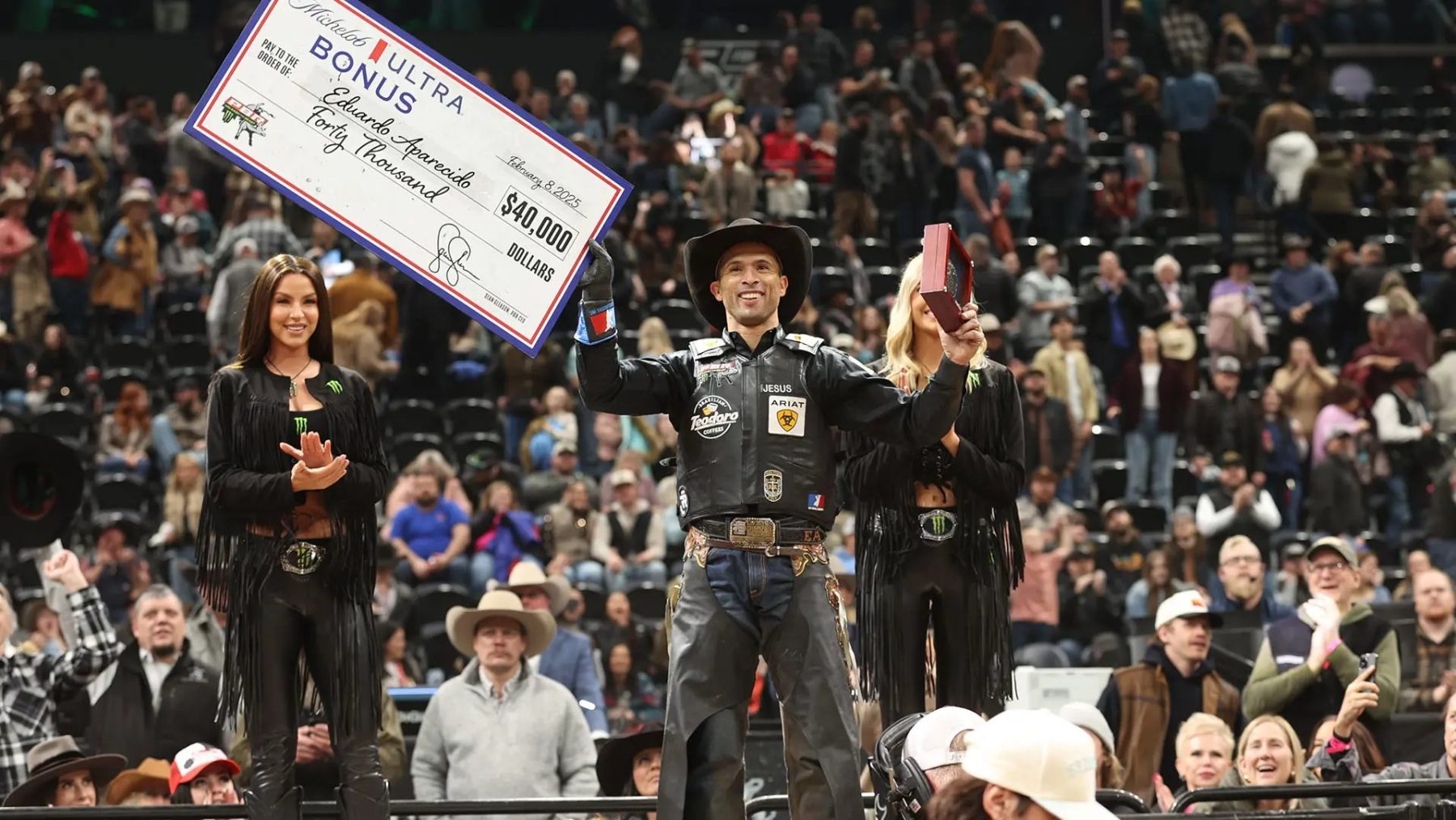 Brasileiro é campeão na PBR em corrida pelo título de melhor cowboy do mundo