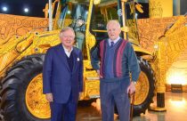 Ken Harrison (dir.), tem homenagem de marca que produziu 1 milhão de retroescavadeiras. | Foto: JCB