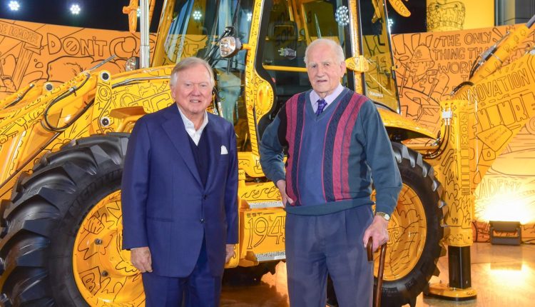 Ken Harrison (dir.), tem homenagem de marca que produziu 1 milhão de retroescavadeiras. | Foto: JCB