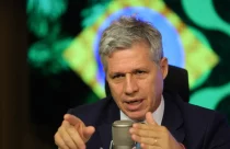 Alimentos estão mais baratos, mas preços devem cair mais, diz ministro
