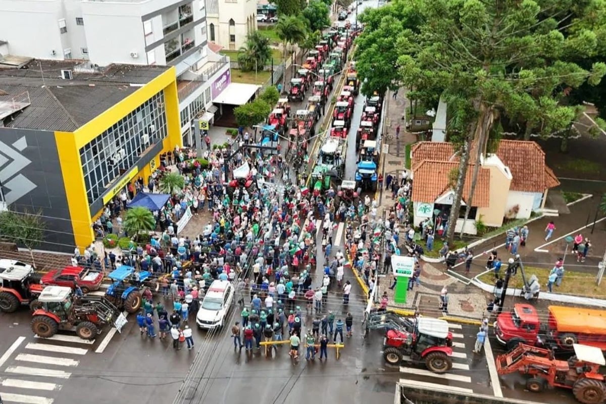 RS: Mais de 10 mil agricultores se mobilizam em tratoraço para reforçar demandas do setor após enchentes