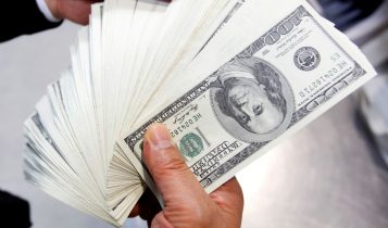 Dólar sobe para R$ 5,58 com agravamento de tensões com EUA