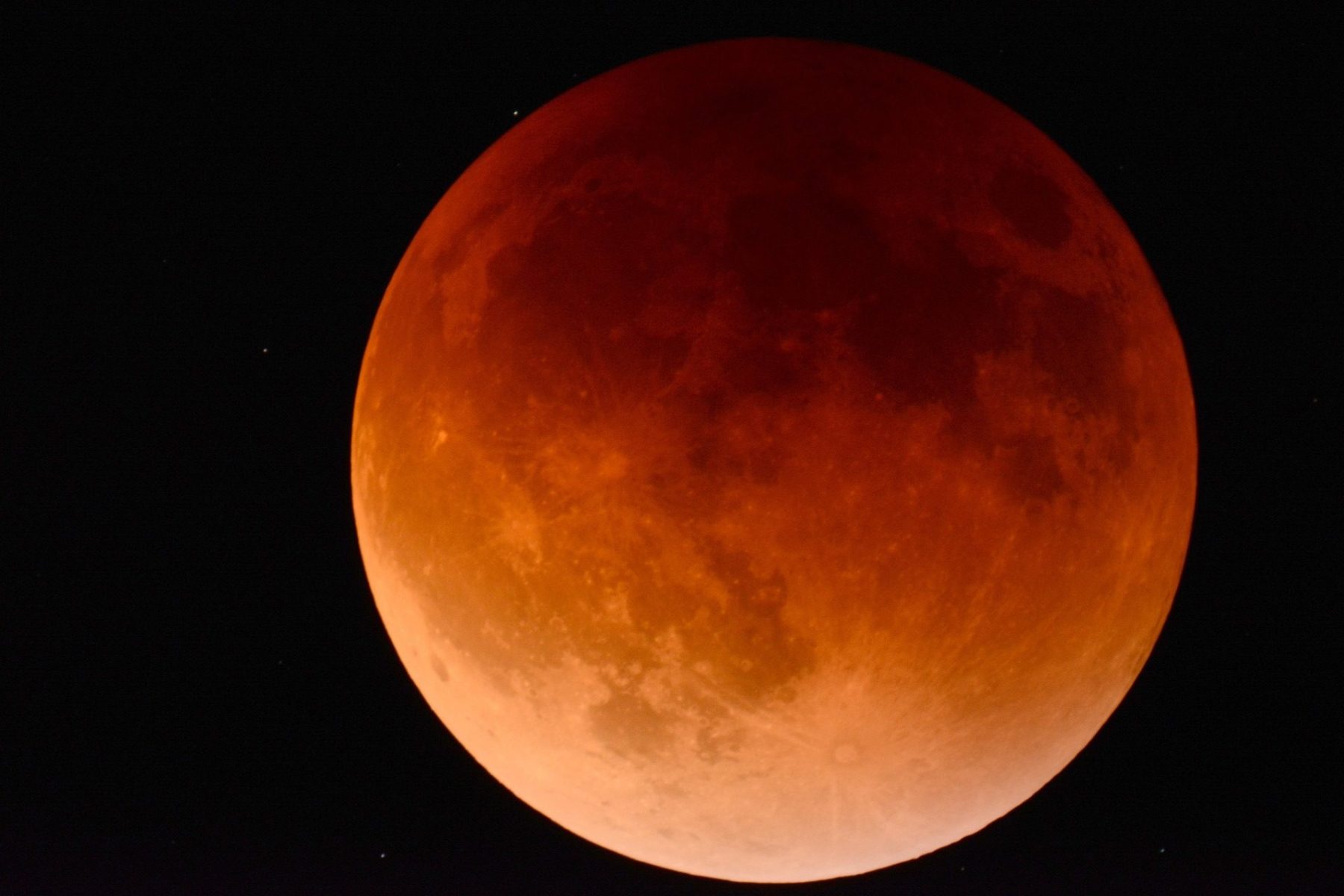 Eclipse Lunar Total: Prepare-se para a deslumbrante Lua de sangue esta noite!