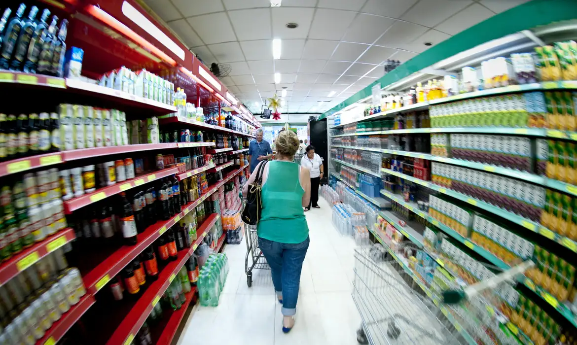 A medida, que zera imposto de alguns produtos da cesta básica, entra em vigor no dia 1º de abril e tem a finalidade de baixar o custo dos alimentos para a população.￼