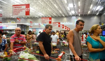 Inflação desacelera e fecha março em 0,56%, pressionada por alimentos