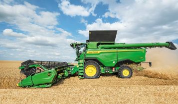 Fabricada em Horizontina-RS a partir de maio, colheitadeira S7 chega com tecnologia preditiva inédita no país; John Deere apresenta 15 lançamentos em evento histórico.