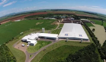 Maior fazenda leiteira do Brasil produz 106.000 litros de leite por dia; Vídeo