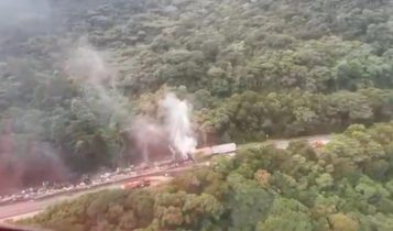 Caminhão tomba e incendeia 21 carros no Morro dos Cavalos; veja