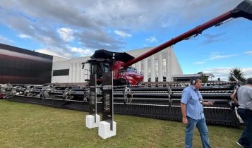 Maior colheitadeira de grãos do mundo faz sua estreia na Agrishow 2025