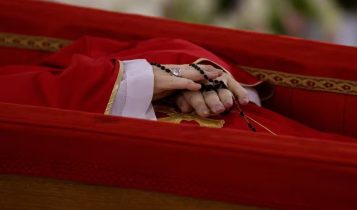 Vaticano divulga primeiras imagens de papa Francisco no caixão