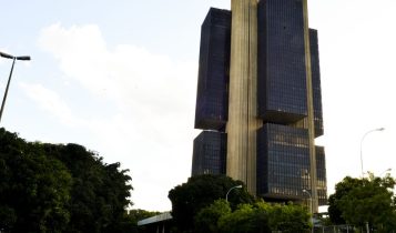 Juros do crédito pessoal e cartão rotativo avançam para as famílias
