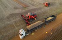 colheitadeira descarregando soja no caminhao - fotao 2