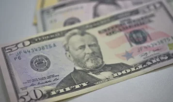 Dólar cai para R$ 5,66 após Copom e acordo entre EUA e Reino Unido