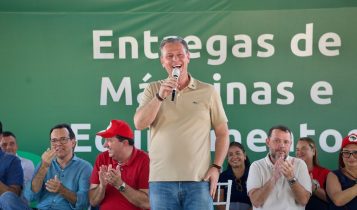Ministro Carlos Fávaro entrega máquinas e equipamentos para assentamentos e municípios de Mato Grosso