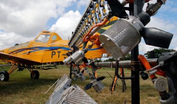 aviao agricola em exposicao - Sindag - voo agricola - pulverizacao 2