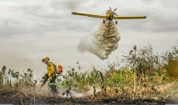 combate a incendios florestais com aviao e bombeiros Foto: Marcelo Camargo/Agência Brasil