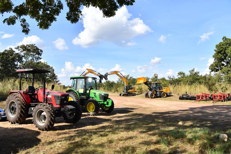 Ministro Carlos Fávaro entrega máquinas e equipamentos para assentamentos e municípios de Mato Grosso
