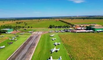 Imagem com mais de 20 aviões alinhados em pista de fazenda chama atenção