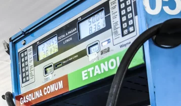 Petrobras reduz preço da gasolina em 4,9% a partir de terça-feira