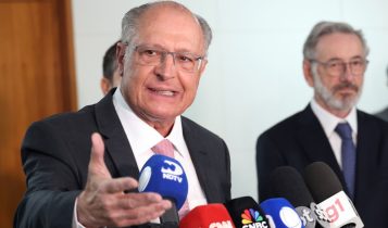 Pix é modelo, e problema real está em tarifas dos EUA, diz Alckmin