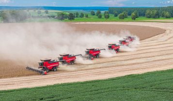 colheitadeiras na safra - colhendo soja - Massey Ferguson