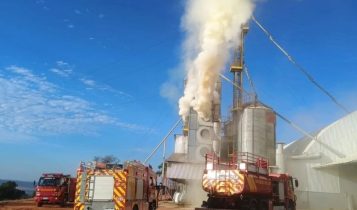 Fogo devasta armazém de milho em Mineiros e mobiliza bombeiros por 15h