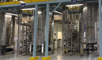 Na fábrica da NITRO, 1,6 mL de bactéria vira 10.000 litros de solução para a agricultura