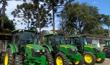 Mapa reforça modernização agrícola no Paraná com entrega de tratores a 22 municípios