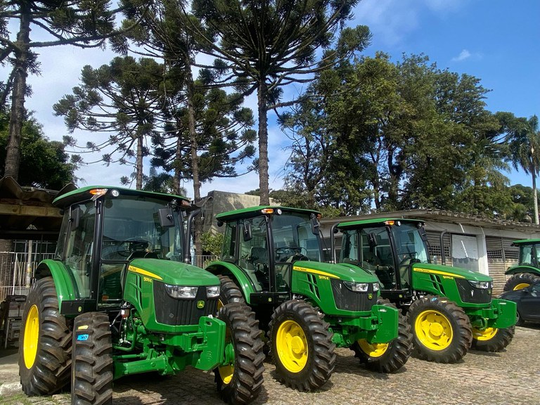 Mapa reforça modernização agrícola no Paraná com entrega de tratores a 22 municípios