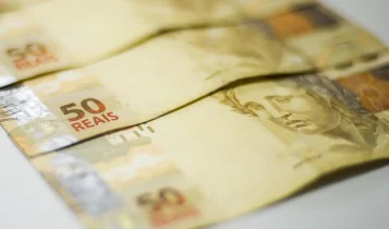 Arrecadação federal no ano supera 2024, apesar da queda em agosto
