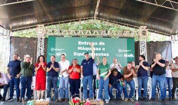 Na região Oeste de Mato Grosso, ministro Fávaro entrega máquinas e equipamentos para a agricultura familiar