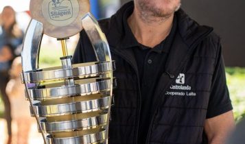 Excelência no campo: produtor Everson Rentz vence o Concurso de Silagem e traz troféu para a Castrolanda  